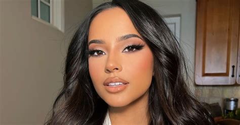 Becky G shows off a great body in a bikini from the Dominican。